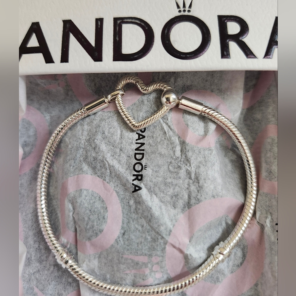 Pandora Silver Heart Charm Bracelet. New!